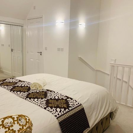 Deluxe En Suite Bedroom With Free On Site Parking Milton Keynes Exterior foto